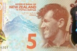 C 9721 NOVA ZELÂNDIA 5 DOLLARS ( POLÍMERO ) FE